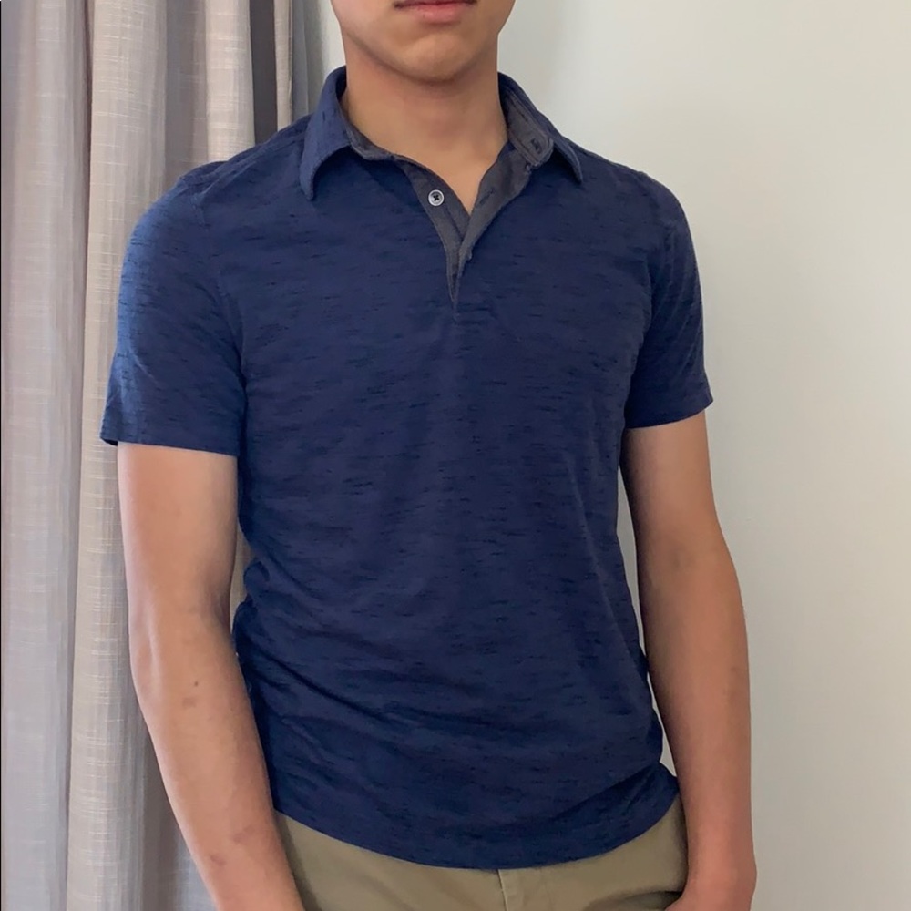 Men’s navy blue polo.